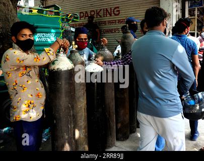 210426 -- NUOVA DELHI, 26 aprile 2021 -- le persone aspettano in fila per riempire bombole di ossigeno mediche vuote per i pazienti COVID-19 di fronte a un negozio a nuova Delhi, India, 26 aprile 2021. BOMBOLE DI OSSIGENO INDIA-NUOVA DELHI-COVID-19 PARTHAXSARKAR PUBLICATIONXNOTXINXCHN Foto Stock