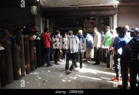 210426 -- NUOVA DELHI, 26 aprile 2021 -- le persone aspettano in fila per riempire bombole di ossigeno mediche vuote per i pazienti COVID-19 di fronte a un negozio a nuova Delhi, India, 26 aprile 2021. BOMBOLE DI OSSIGENO INDIA-NUOVA DELHI-COVID-19 PARTHAXSARKAR PUBLICATIONXNOTXINXCHN Foto Stock