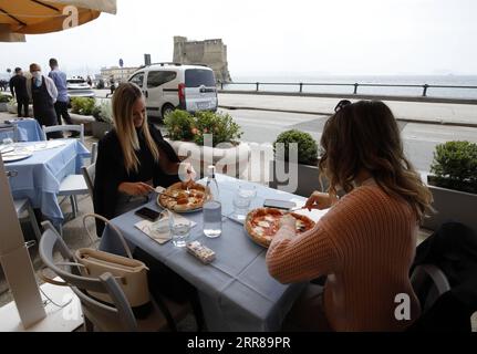 210426 -- NAPOLI ITALIA, 26 aprile 2021 -- la gente cena in un ristorante a Napoli, Italia, il 26 aprile 2021. L'Italia ha compiuto un primo passo decisivo verso una fase post-pandemia lunedì, il primo giorno di riapertura in caso di diminuzione dei casi di coronavirus. ITALIA-NAPOLI-COVID-19-RIAPERTURA Xinhua PUBLICATIONxNOTxINxCHN Foto Stock