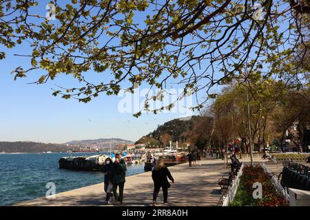 210427 -- ISTANBUL, 27 aprile 2021 -- la gente cammina vicino allo stretto del Bosforo a Istanbul, Turchia, 26 aprile 2021. TURCHIA-ISTANBUL-STRETTO DEL BOSFORO-PRIMAVERA XuxSuhui PUBLICATIONxNOTxINxCHN Foto Stock