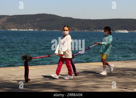 210427 -- ISTANBUL, 27 aprile 2021 -- i bambini camminano vicino allo stretto del Bosforo a Istanbul, Turchia, 26 aprile 2021. TURCHIA-ISTANBUL-STRETTO DEL BOSFORO-PRIMAVERA XuxSuhui PUBLICATIONxNOTxINxCHN Foto Stock