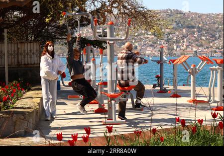 210427 -- ISTANBUL, 27 aprile 2021 -- People Exercise Near the Bosporus Straits in Istanbul, Turchia, 26 aprile 2021. TURCHIA-ISTANBUL-STRETTO DEL BOSFORO-PRIMAVERA XuxSuhui PUBLICATIONxNOTxINxCHN Foto Stock