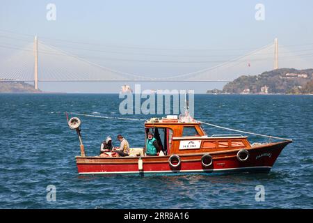 210427 -- ISTANBUL, 27 aprile 2021 -- Un peschereccio lavora allo stretto del Bosforo a Istanbul, Turchia, 26 aprile 2021. TURCHIA-ISTANBUL-STRETTO DEL BOSFORO-PRIMAVERA XuxSuhui PUBLICATIONxNOTxINxCHN Foto Stock