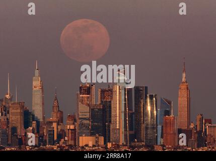 210427 -- NEW YORK, 27 aprile 2021 -- foto scattata a West Orange del New Jersey il 26 aprile 2021 mostra una super luna che si innalza sullo skyline di Manhattan a New York, negli Stati Uniti. U.S.-NEW YORK-SUPER MOON WangxYing PUBLICATIONxNOTxINxCHN Foto Stock