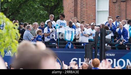 LONDRA, 25 maggio 2015 - il proprietario del Chelsea Roman Abramovich3rd, L festeggia con i giocatori mentre l'autobus si ferma al parco di Parson Green per festeggiare con i loro tifosi durante la parata della vittoria del Chelsea FC Premier League a Londra, in Inghilterra, il 25 maggio 2015. SPBRITAIN-LONDON-FOOTBALL-CHELSEA-VICTORY PARADE RichardxWashbrooke PUBLICATIONxNOTxINxCHN Londra maggio 25 2015 Chelsea Owner Novel Abramovich 3rd l festeggia con i giocatori MENTRE l'autobus si ferma AL Parco di Parson Green per festeggiare con i loro tifosi durante la Chelsea FC Premier League Victory Parade a Londra IL 25 2015 maggio SP Brita Foto Stock