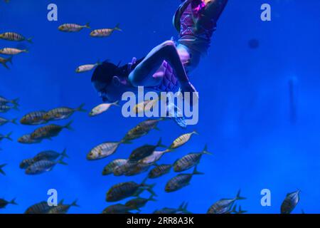 210427 -- HEFEI, 27 aprile 2021 -- Un artista ucraino esegue la danza della sirena all'Hefei Aquarium di Hefei, nella provincia di Anhui della Cina orientale, il 27 aprile 2021. Mentre la festa del giorno di maggio si avvicina, sei artisti ucraini sono stati invitati all'Hefei Aquarium per mettere in scena spettacoli di superficie e sott'acqua per attirare i turisti. CHINA-ANHUI-HEFEI-AQUARIUM-UKRAINIAN ARTISTSCN HANXXU PUBLICATIONXNOTXINXCHN Foto Stock