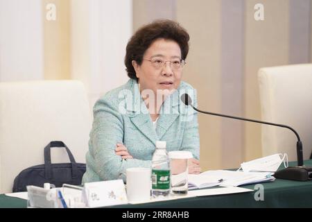 210428 -- HONG KONG, 28 aprile 2021 -- Qiu Hong, vicedirettore dell'Ufficio di collegamento del governo centrale del popolo nella regione amministrativa speciale di Hong Kong, parla durante un seminario organizzato dall'ufficio di collegamento a Hong Kong, Cina meridionale, il 27 aprile 2021. Lo sviluppo nazionale offre grandi opportunità e un ampio spazio per i giovani di Hong Kong per allungare le ali, i rappresentanti dei giovani di Hong Kong hanno dichiarato martedì al seminario di Hong Kong. CINA-HONG KONG-GIOVANI-SEMINARIO CN LIUXSUIXWAI PUBLICATIONXNOTXINXCHN Foto Stock