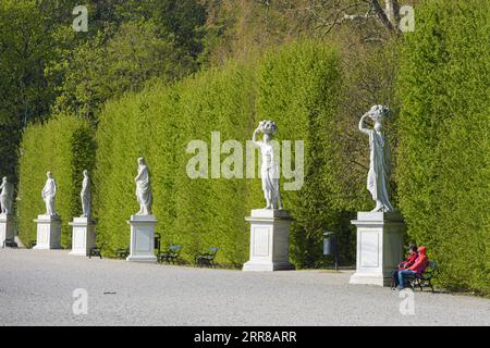 210428 -- VIENNA, 28 aprile 2021 -- foto scattata il 28 aprile 2021 mostra il paesaggio dei Giardini Schonbrunn a Vienna, Austria. AUSTRIA-VIENNA-SCHONBRUNN PALACE-SCENIC GuoxChen PUBLICATIONxNOTxINxCHN Foto Stock