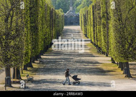 210428 -- VIENNA, 28 aprile 2021 -- foto scattata il 28 aprile 2021 mostra il paesaggio dei Giardini Schonbrunn a Vienna, Austria. AUSTRIA-VIENNA-SCHONBRUNN PALACE-SCENIC GuoxChen PUBLICATIONxNOTxINxCHN Foto Stock