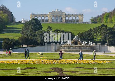 210428 -- VIENNA, 28 aprile 2021 -- foto scattata il 28 aprile 2021 mostra il paesaggio dei Giardini Schonbrunn a Vienna, Austria. AUSTRIA-VIENNA-SCHONBRUNN PALACE-SCENIC GuoxChen PUBLICATIONxNOTxINxCHN Foto Stock