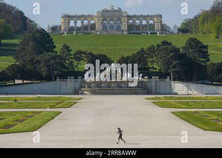 210428 -- VIENNA, 28 aprile 2021 -- foto scattata il 28 aprile 2021 mostra il paesaggio dei Giardini Schonbrunn a Vienna, Austria. AUSTRIA-VIENNA-SCHONBRUNN PALACE-SCENIC GuoxChen PUBLICATIONxNOTxINxCHN Foto Stock