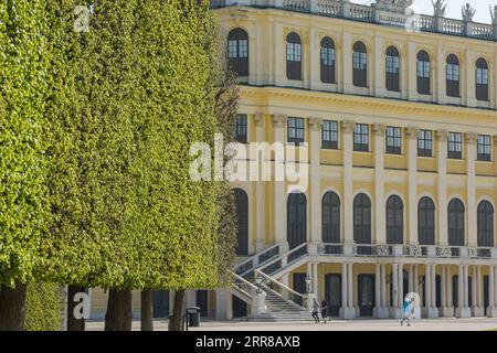 210428 -- VIENNA, 28 aprile 2021 -- foto scattata il 28 aprile 2021 mostra il paesaggio dei Giardini Schonbrunn a Vienna, Austria. AUSTRIA-VIENNA-SCHONBRUNN PALACE-SCENIC GuoxChen PUBLICATIONxNOTxINxCHN Foto Stock