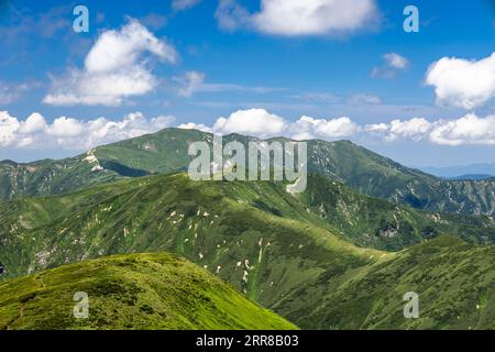 Catena montuosa di Asahi, vista del Monte Itohdake (retro), dal Monte Nishiasahidake, 100 montagne del Giappone, Yamagata, Tohoku, Giappone, Asia Foto Stock