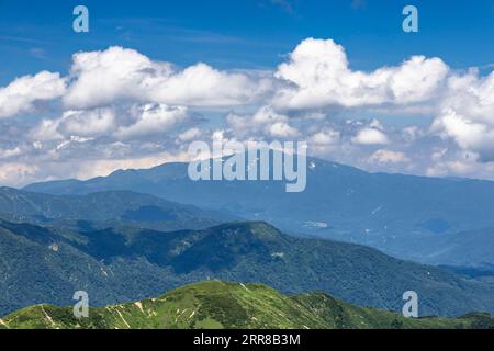 Trekking nella catena montuosa di Asahi, vista a distanza del Monte Gassan, dal Monte Nishiasahidake, 100 montagne del Giappone, Yamagata, Tohoku, Giappone, Asia Foto Stock
