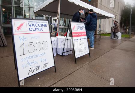 210428 -- TORONTO, 28 aprile 2021 -- le persone arrivano in una clinica di vaccinazione contro la COVID-19 a Toronto, Canada, il 28 aprile 2021. Il Canada ha riportato 5.071 nuovi casi di COVID-19 a partire da mercoledì pomeriggio, portando il numero totale a 1.200.057, tra cui 24.106 morti e 101.586 varianti, secondo CTV. Foto di /Xinhua CANADA-TORONTO-COVID-19 CASES-1,2 MLN ZouxZheng PUBLICATIONxNOTxINxCHN Foto Stock