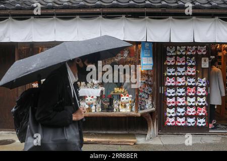 210429 -- KYOTO, 29 aprile 2021 -- Un uomo che indossa una maschera passa davanti a un negozio all'inizio della settimana d'oro giapponese a Kyoto, in Giappone, 29 aprile 2021. Il governo giapponese ha imposto uno stato di emergenza fino all'11 maggio a Tokyo, Osaka, Kyoto e Hyogo, che ha lo scopo di contenere un'ondata di casi di COVID-19 durante le vacanze della settimana d'oro. GIAPPONE-SETTIMANA D'ORO-COVID-19-STATO DI EMERGENZA DUXXIAOYI PUBLICATIONXNOTXINXCHN Foto Stock