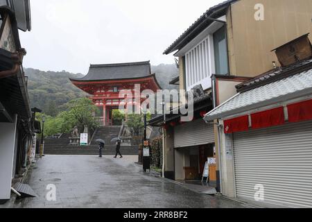 210429 -- KYOTO, 29 aprile 2021 -- poche persone e negozi temporaneamente chiusi sono visti durante l'inizio della settimana d'oro del Giappone al tempio Kiyomizu-dera di Kyoto, in Giappone, 29 aprile 2021. Il governo giapponese ha imposto uno stato di emergenza fino all'11 maggio a Tokyo, Osaka, Kyoto e Hyogo, che ha lo scopo di contenere un'ondata di casi di COVID-19 durante le vacanze della settimana d'oro. GIAPPONE-SETTIMANA D'ORO-COVID-19-STATO DI EMERGENZA DUXXIAOYI PUBLICATIONXNOTXINXCHN Foto Stock