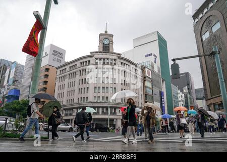 210429 -- TOKYO, 29 aprile 2021 -- la gente si vede al quartiere dello shopping di Ginza durante l'inizio della vacanza della settimana d'oro giapponese a Tokyo, in Giappone, 29 aprile 2021. Il governo giapponese ha imposto uno stato di emergenza fino all'11 maggio a Tokyo, Osaka, Kyoto e Hyogo, che ha lo scopo di contenere un'ondata di casi di COVID-19 durante le vacanze della settimana d'oro. Foto di /Xinhua JAPAN-GOLDEN WEEK-COVID-19-STATE OF EMERGENCY ChristopherxJue PUBLICATIONxNOTxINxCHN Foto Stock