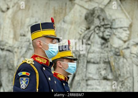 210429 -- BUCAREST, 29 aprile 2021 -- i soldati sono all'attenzione di un evento per celebrare la giornata dei Veterani a Bucarest, Romania, 29 aprile 2021. Foto di /Xinhua ROMANIA-BUCAREST-VETERANS DAY CristianxCristel PUBLICATIONxNOTxINxCHN Foto Stock