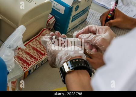 210501 -- MANILA, 1° maggio 2021 -- Un operatore sanitario prepara una dose del vaccino Sinovac COVID-19 a Manila, nelle Filippine, il 1° maggio 2021. FILIPPINE-MANILA-COVID-19-VACCINAZIONE RouellexUmali PUBLICATIONxNOTxINxCHN Foto Stock