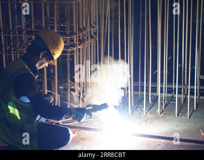 210501 -- KUNMING, 1° maggio 2021 -- Un operaio si unisce al cantiere di una stazione della metropolitana di Kunming linea 5 a Kunming, provincia dello Yunnan, Cina sud-occidentale, 1° maggio 2021. Persone di vari settori si attengono ai loro post durante la festa del Labor Day. Foto di /Xinhua CHINA-INTERNATIONAL LABOUR DAY-WORKERS CN LiangxZhiqiang PUBLICATIONxNOTxINxCHN Foto Stock