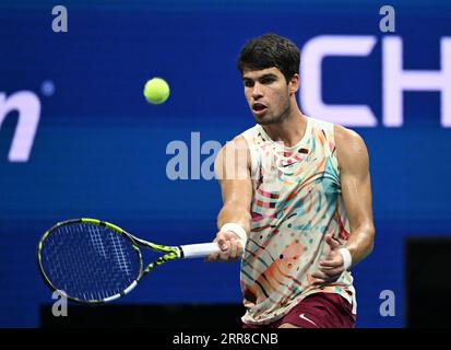 Flushing Meadow, dichiarato United. 6 settembre 2023. Carlos Alcaraz, spagnolo, colpisce un pallone contro Alexander Zverev, tedesco, nei quarti di finale all'Arthur Ashe Stadium, agli US Open Tennis Championships 2023 all'USTA Billie Jean King National Tennis Center mercoledì 6 settembre 2023 a New York. Foto di Larry Marano/UPI Credit: UPI/Alamy Live News Foto Stock