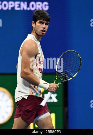 Flushing Meadow, dichiarato United. 6 settembre 2023. Carlos Alcaraz, spagnolo, reagisce durante la partita con Alexander Zverev tedesco nei quarti di finale all'Arthur Ashe Stadium agli US Open Tennis Championships 2023 all'USTA Billie Jean King National Tennis Center mercoledì 6 settembre 2023 a New York. Foto di Larry Marano/UPI Credit: UPI/Alamy Live News Foto Stock