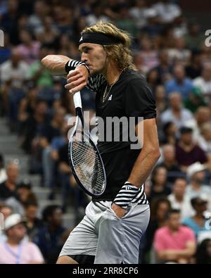 Flushing Meadow, dichiarato United. 6 settembre 2023. Alexander Zverev della Germania reagisce durante la partita con Carlos Alcaraz della Spagna nei quarti di finale all'Arthur Ashe Stadium agli US Open Tennis Championships 2023 all'USTA Billie Jean King National Tennis Center mercoledì 6 settembre 2023 a New York. Foto di Larry Marano/UPI Credit: UPI/Alamy Live News Foto Stock