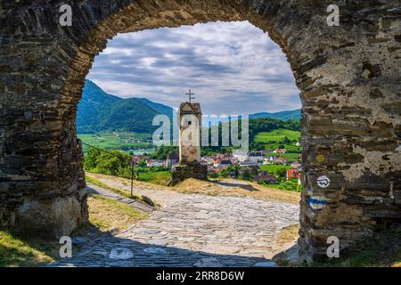 Santuario lungo la strada vicino a Rotes Tor Old Town Gate, Spitz, bassa Austria, Austria Foto Stock