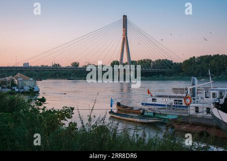 Vista del Ponte di Świętokrzyski al tramonto, lungo il fiume Vistola a Varsavia, Polonia Foto Stock