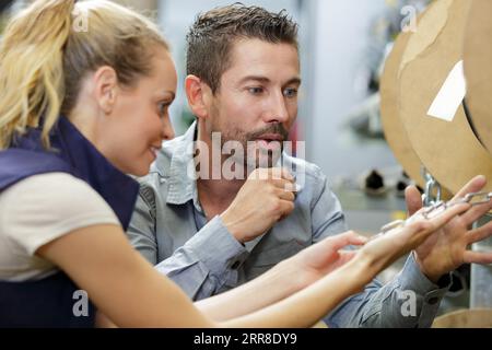 coppia donna e uomo in un negozio di ferramenta Foto Stock