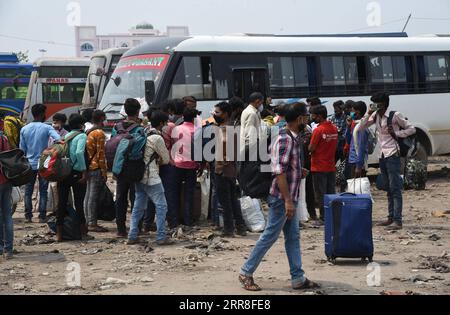 210506 -- PATNA, 6 maggio 2021 -- i lavoratori aspettano di tornare alla loro città natale in un capolinea degli autobus a Patna, India, 5 maggio 2021. Il numero COVID-19 dell'India ha superato 21 milioni giovedì, mentre 412.262 nuovi casi sono stati registrati in tutto il paese nelle ultime 24 ore, ha detto il ministero federale della salute. Str/ INDIA-COVID-19-DAILY LIFE Xinhua PUBLICATIONxNOTxINxCHN Foto Stock