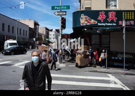 210507 -- SAN FRANCISCO, 7 maggio 2021 -- Un uomo cammina attraverso una strada a Chinatown di San Francisco, negli Stati Uniti, 6 maggio 2021. Il sindaco di San Francisco London Breed martedì ha annunciato che a partire dal 6 maggio, la città riaprirà ed espanderà ulteriori attività consentite dallo stato della California per contee con livelli minimi di trasmissione COVID-19. A partire dal 4 maggio, San Francisco ha soddisfatto i criteri dello stato per avanzare al livello giallo meno restrittivo in base ai suoi casi di COVID-19, ricoveri ospedalieri e altre metriche sanitarie. Con questa mossa, la città espanderà quasi tutte le attività a 50 pe Foto Stock