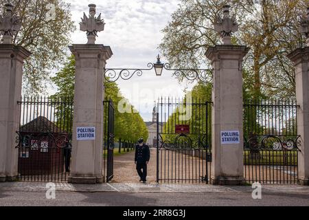 210507 -- LONDRA, 7 maggio 2021 -- Un uomo lascia un seggio elettorale per le elezioni locali al Royal Hospital Chelsea di Londra, in Gran Bretagna, il 6 maggio 2021. Milioni di elettori in Gran Bretagna si recheranno ai seggi elettorali per le elezioni locali in quello che i commentatori politici hanno definito il Super Thursday, che è visto come un test importante per i principali leader dei partiti politici britannici. Più di 5.000 seggi sono in palio nelle elezioni del municipio e del municipio, con il sindaco di Londra e 12 sindaci provinciali insieme a commissari della polizia e del crimine. Foto di /Xinhua BRITAIN-LONDON-LOCAL Foto Stock