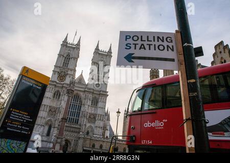 210507 -- LONDRA, 7 maggio 2021 -- la foto scattata il 6 maggio 2021 mostra una visione generale di un segnale di un seggio elettorale per le elezioni locali, a Londra, in Gran Bretagna. Milioni di elettori in Gran Bretagna si recheranno ai seggi elettorali per le elezioni locali in quello che i commentatori politici hanno definito il Super Thursday, che è visto come un test importante per i principali leader dei partiti politici britannici. Più di 5.000 seggi sono in palio nelle elezioni del municipio e del municipio, con il sindaco di Londra e 12 sindaci provinciali insieme a commissari della polizia e del crimine. Foto di /Xinhua BRITAIN-LONDON-lo Foto Stock