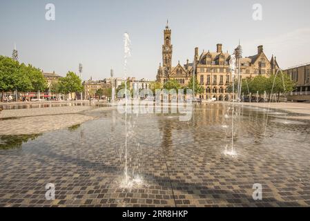 La piscina Mirror con il municipio dietro. Ubicazione Bradford City Park, West Yorkshire. Un'enorme area ricreativa con fontane e giochi acquatici. Foto Stock