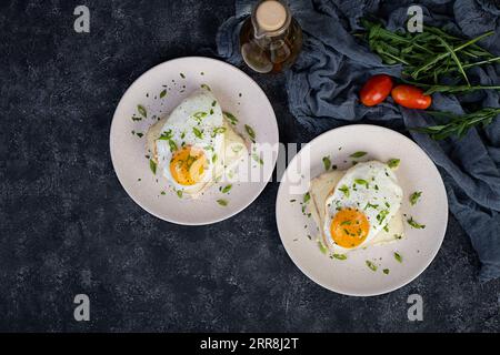 Croque madame con salsa di besciamella. Brindisi freanch con prosciutto, formaggio e uova fritte Foto Stock