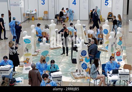 210510 -- BUCAREST, 10 maggio 2021 -- il violinista rumeno Alexandru Tomescu C si esibisce durante la maratona di vaccinazione della Romania presso la Biblioteca Nazionale durante la pandemia di COVID-19 a Bucarest, Romania, 9 maggio 2021. La più grande maratona di vaccinazione della Romania, volta a promuovere ulteriormente l'introduzione del jab COVID-19 nel paese, è iniziata qui il 7 maggio. Foto di /Xinhua ROMANIA-BUCAREST-COVID-19-VACCINAZIONE CristianxCristel PUBLICATIONxNOTxINxCHN Foto Stock