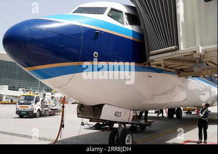 210510 -- ZHENGZHOU, 10 maggio 2021 -- Liu Qiqi controlla l'aereo presso una base di manutenzione della filiale Henan della China Southern Airlines a Zhengzhou, nella provincia di Henan, nella Cina centrale, 30 aprile 2021. Liu Qiqi è un meccanico di 24 anni nella filiale di Henan della China Southern Airlines. Laureata alla Civil Aviation University of China nel 2019, Liu Qiqi è accattivante nel team, poiché è l'unica meccanica donna nella forza lavoro di manutenzione di quasi 200 dipendenti. Lavorando in un'industria tradizionalmente dominata dagli uomini, Liu è stata interrogata molto quando è entrata nella professione. Il lavoro richiede un innesto duro e una g. Foto Stock