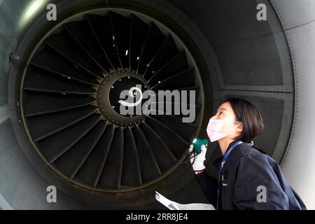 210510 -- ZHENGZHOU, 10 maggio 2021 -- Liu Qiqi controlla parti di un aereo in una base di manutenzione della filiale di Henan della China Southern Airlines a Zhengzhou, provincia di Henan, nella Cina centrale, 30 aprile 2021. Liu Qiqi è un meccanico di 24 anni nella filiale di Henan della China Southern Airlines. Laureata alla Civil Aviation University of China nel 2019, Liu Qiqi è accattivante nel team, poiché è l'unica meccanica donna nella forza lavoro di manutenzione di quasi 200 dipendenti. Lavorando in un'industria tradizionalmente dominata dagli uomini, Liu è stata interrogata molto quando è entrata nella professione. Il lavoro richiede gr Foto Stock