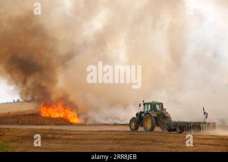 210510 -- SDEROT, 10 maggio 2021 -- la foto scattata il 9 maggio 2021 mostra il fuoco causato da palloni incendiari lanciati da Gaza vicino alla città sud israeliana di Sderot. Domenica sera Israele ha dichiarato di aver completamente chiuso la zona di pesca al largo di Gaza a seguito di mongolfiere incendiarie inviate dall'enclave palestinese in mezzo alle crescenti tensioni tra Israele e palestinesi. Foto di /Xinhua ISRAEL-SDEROT-BALLOON-FIRE GilxCohenxMagen PUBLICATIONxNOTxINxCHN Foto Stock