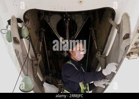 210510 -- ZHENGZHOU, 10 maggio 2021 -- Liu Qiqi controlla una porta di portello in una base di manutenzione della filiale Henan della China Southern Airlines a Zhengzhou, nella provincia centrale di Henan, Cina, 30 aprile 2021. Liu Qiqi è un meccanico di 24 anni nella filiale di Henan della China Southern Airlines. Laureata alla Civil Aviation University of China nel 2019, Liu Qiqi è accattivante nel team, poiché è l'unica meccanica donna nella forza lavoro di manutenzione di quasi 200 dipendenti. Lavorando in un'industria tradizionalmente dominata dagli uomini, Liu è stata interrogata molto quando è entrata nella professione. Il lavoro richiede un innesto duro, e. Foto Stock