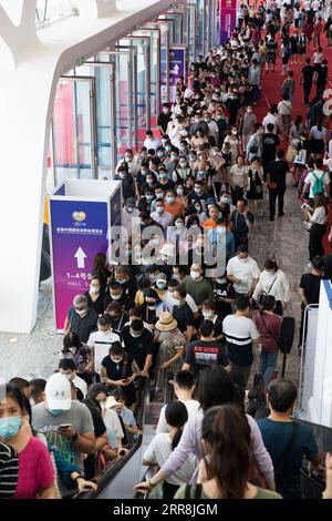 210510 -- HAIKOU, 10 maggio 2021 -- le persone visitano la prima China International Consumer Products Expo a Haikou, capitale della provincia di Hainan nel sud della Cina, 10 maggio 2021. L'expo ha salutato il suo giorno pubblico lunedì. CHINA-HAINAN-HAIKOU-INT L CONSUMER PRODUCTS EXPO-PUBLIC DAY CN JINXLIWANG PUBLICATIONXNOTXINXCHN Foto Stock