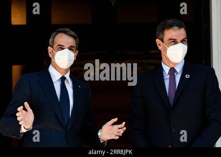 210510 -- ATENE, 10 maggio 2021 -- il primo ministro greco Kyriakos Mitsotakis L dà il benvenuto al primo ministro spagnolo Pedro Sanchez presso l'ufficio del primo ministro greco ad Atene, in Grecia, il 10 maggio 2021. Il primo ministro spagnolo Pedro Sanchez ha visitato la Grecia lunedì per partecipare al vi Forum economico di Delphi. Foto di /Xinhua GRECIA-ATENE-SPAGNA-PM-MEETING MichalisxKarayannis PUBLICATIONxNOTxINxCHN Foto Stock