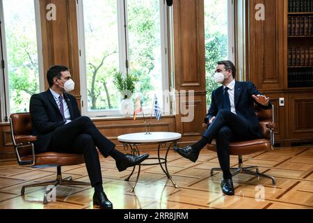210510 -- ATENE, 10 maggio 2021 -- il primo ministro greco Kyriakos Mitsotakis R parla con il primo ministro spagnolo Pedro Sanchez presso l'ufficio del primo ministro greco ad Atene, in Grecia, il 10 maggio 2021. Il primo ministro spagnolo Pedro Sanchez ha visitato la Grecia lunedì per partecipare al vi Forum economico di Delphi. Foto di /Xinhua GRECIA-ATENE-SPAGNA-PM-MEETING MichalisxKarayannis PUBLICATIONxNOTxINxCHN Foto Stock