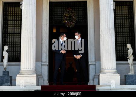 210510 -- ATENE, 10 maggio 2021 -- il primo ministro greco Kyriakos Mitsotakis L dà il benvenuto al primo ministro spagnolo Pedro Sanchez presso l'ufficio del primo ministro greco ad Atene, in Grecia, il 10 maggio 2021. Il primo ministro spagnolo Pedro Sanchez ha visitato la Grecia lunedì per partecipare al vi Forum economico di Delphi. Foto di /Xinhua GRECIA-ATENE-SPAGNA-PM-MEETING MichalisxKarayannis PUBLICATIONxNOTxINxCHN Foto Stock