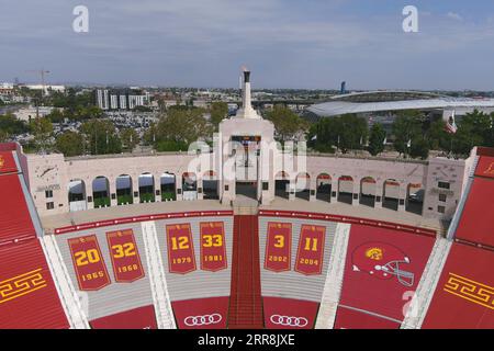 Una panoramica generale delle maglie dei vincitori del Southern California Trojans Heisman Trophy al Los Angeles Memorial Coliseum peristyle, venerdì 1 settembre 2023, a Los Angeles. Da sinistra: Mike Garrett (20), O.J. Simpson (32), Charles White (12), Marcus Allen (33), Carson Palmer (3) e Matt Leinart (11). Foto Stock