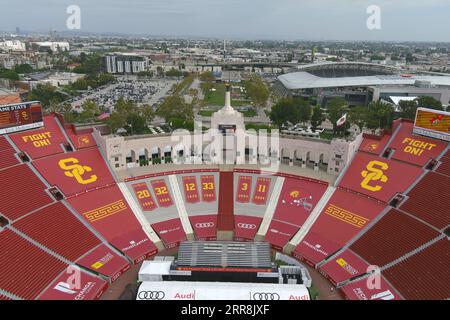 Una panoramica generale delle maglie dei vincitori del Southern California Trojans Heisman Trophy al Los Angeles Memorial Coliseum peristyle, venerdì 1 settembre 2023, a Los Angeles. Da sinistra: Mike Garrett (20), O.J. Simpson (32), Charles White (12), Marcus Allen (33), Carson Palmer (3) e Matt Leinart (11). Foto Stock