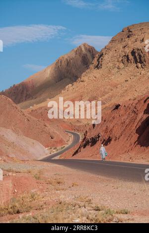 Persona berbera in viaggio attraverso le montagne, la gola di Dades in Marocco durante il tramonto Foto Stock