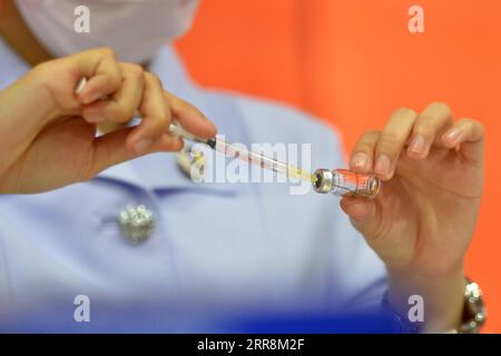 210512 -- BANGKOK, 12 maggio 2021 -- Un'infermiera prepara una dose del vaccino anti COVID-19 sviluppato dalla società farmaceutica cinese Sinovac a Bangkok, Thailandia, 12 maggio 2021. Il governo della Thailandia sta incoraggiando il pubblico a ricevere vaccini contro la COVID-19, poiché il paese mira a inoculare il 70% dei suoi quasi 70 milioni di abitanti entro la fine dell'anno. THAILAND-BANGKOK-COVID-19-VACCINATION RachenxSageamsak PUBLICATIONxNOTxINxCHN Foto Stock